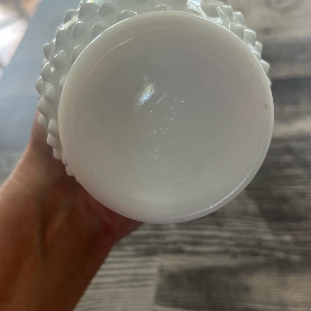 Elegant White Hobnail swung  Vase Fenton - Picture 4 of 4